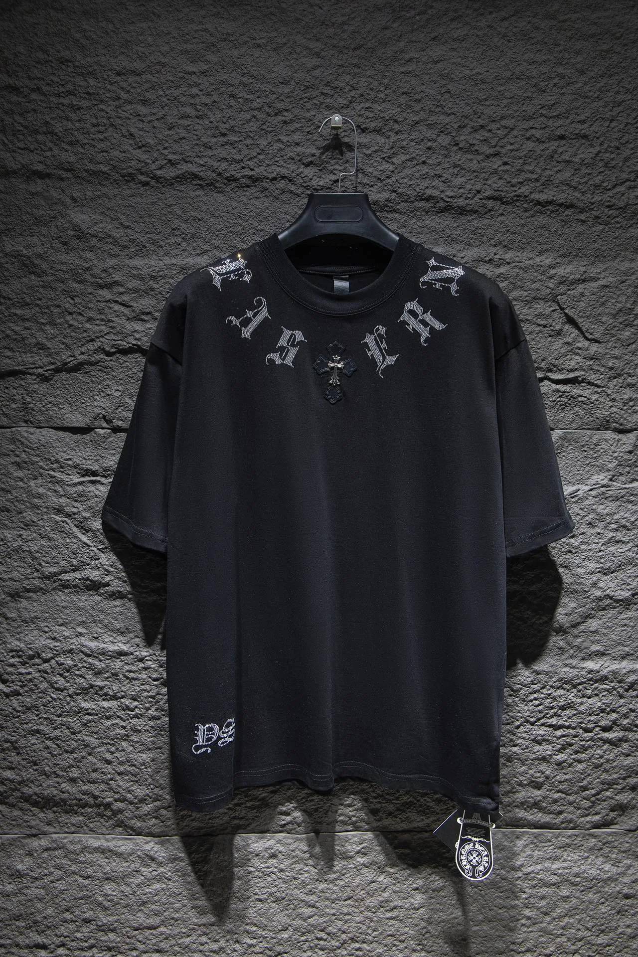 P170 Chrome hearts FW This year's popular Chrome heart style is so 🉑️. The imported leather label on the front chest is made of ZP material. 1:1 restoration makes it easy to touch. It has a large resistance and is very smooth to the touch, which is different from the market. The letters are machine embroidered with leather material after adjusting according to the original details. The thickness is moderate. The hardware is imported hardware accessories. Front #embroidery. Imported Tajima high-density heavy embroidery process. The font is three-dimensional and full. The back panel is specially imported and imported hot diamond. The hardware is added with handmade craftsmanship. The cost is extremely high. It uses 32-count double yarn and 260-gram weight fabric. It is super comfortable. It is very comfortable and soft to wear in spring and summer. You will not feel stuffy. It is very comfortable to wear and absorbs sweat, so it is more suitable to wear. It can be used as a base in spring and can be worn casually on the street. The color is eye-catching 👍 The simple version is full of fashion and very comfortable to wear. It is well-designed and refuses to be monotonous and vulgar. It does not make ordinary styles. Modern elements and design sense come to the face, giving the piece of clothing a unique fashion color~ Color: White Black Size Chart: S M L XL